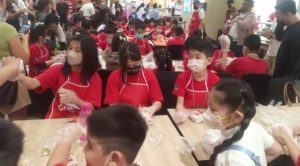 Cooking Class Holiday Event SMI Surabaya, membuat burger (Istimewa)